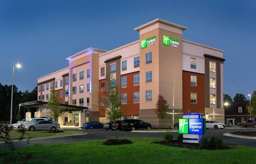 Holiday Inn Express & Suites Fayetteville South  an IHG Hotel